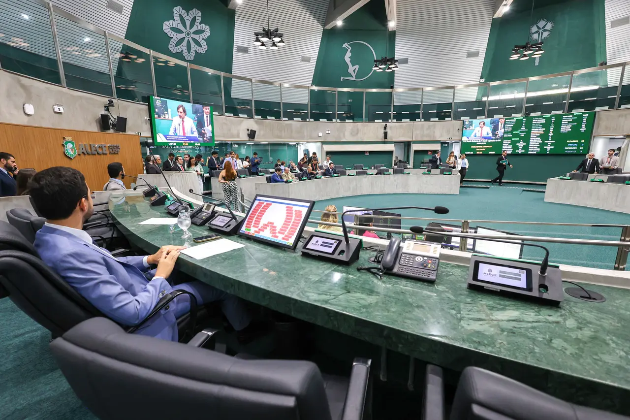 Deputados durante votação no Plenário 13 de Maio da Alece.