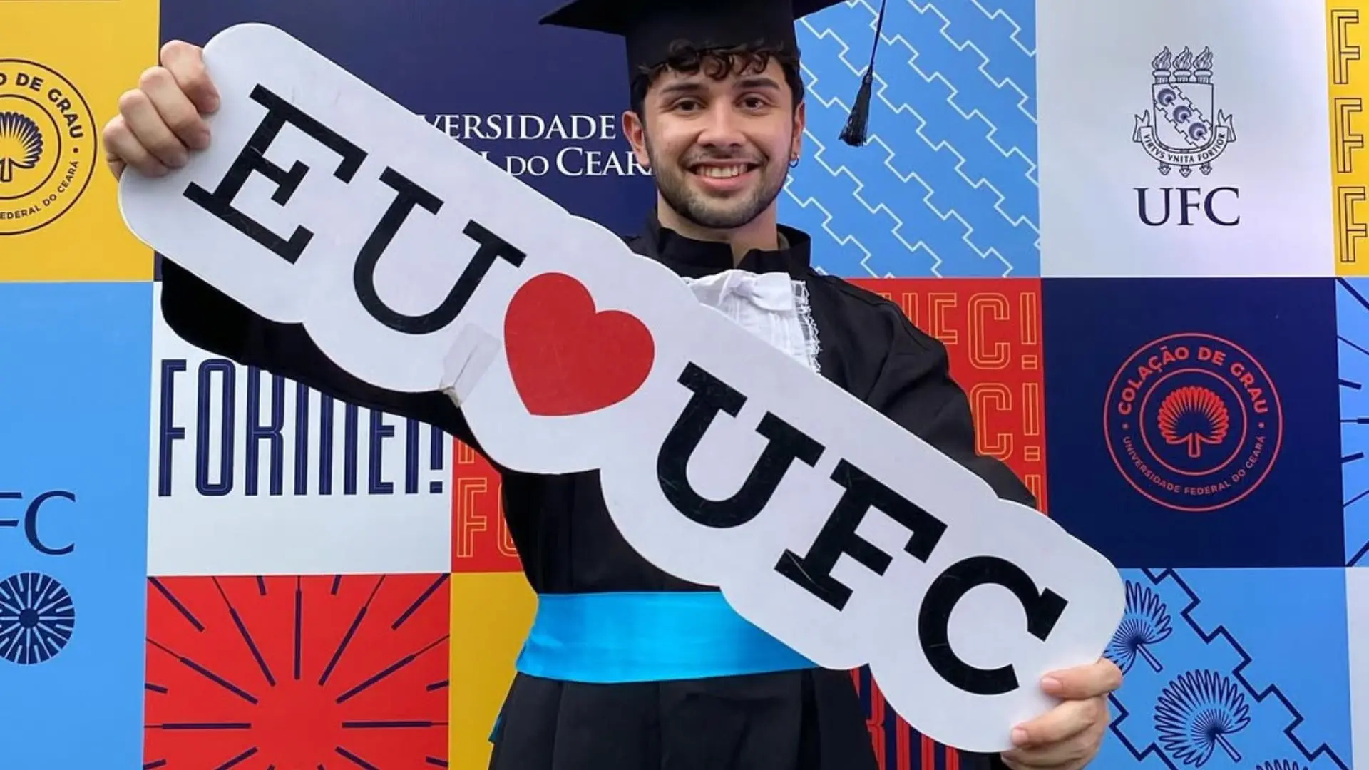 Foto de estudante aprovado para mestrado na França.