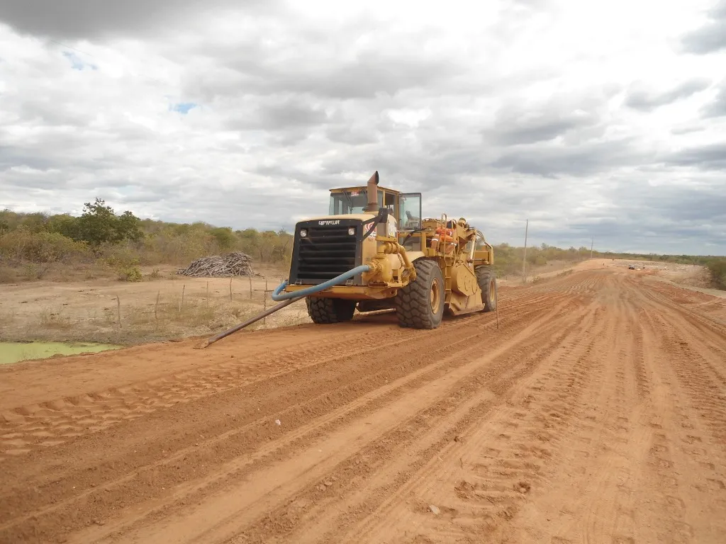 CE-266 entrecorta o meio do Ceará, mas boa parte da rodovia segue em trajeto de terra.