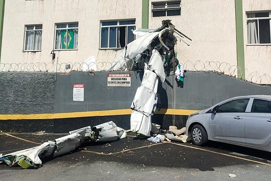Avião que bateu em prédio em Belo Horizonte.