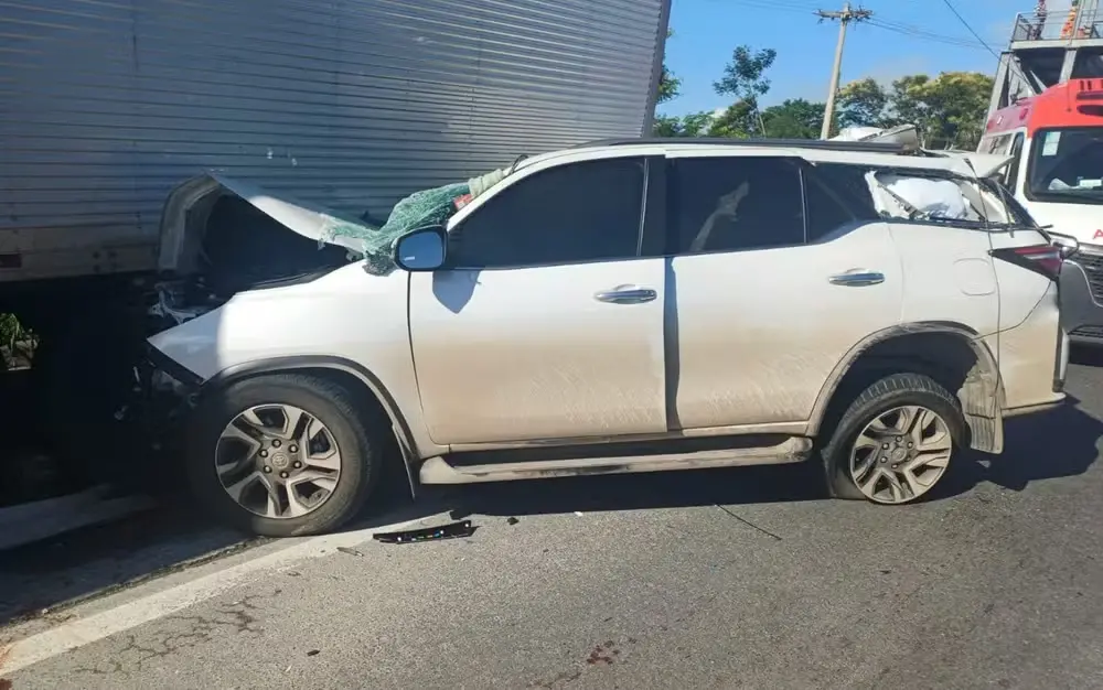 Vítimas estavam em carro que bateu em caminhão na BR-116.