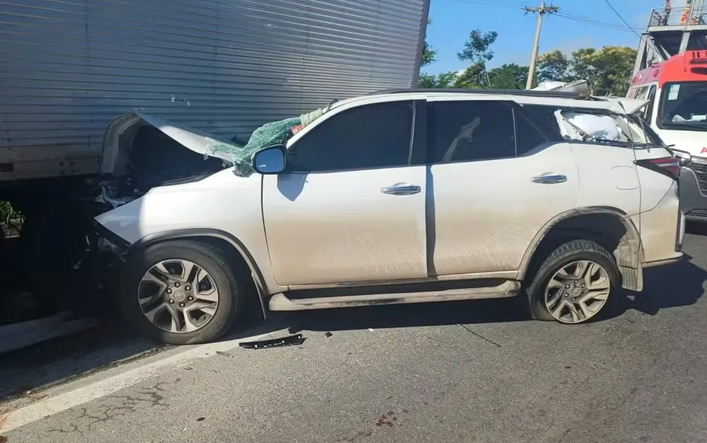 Vítimas estavam em carro que bateu em caminhão na BR-116.