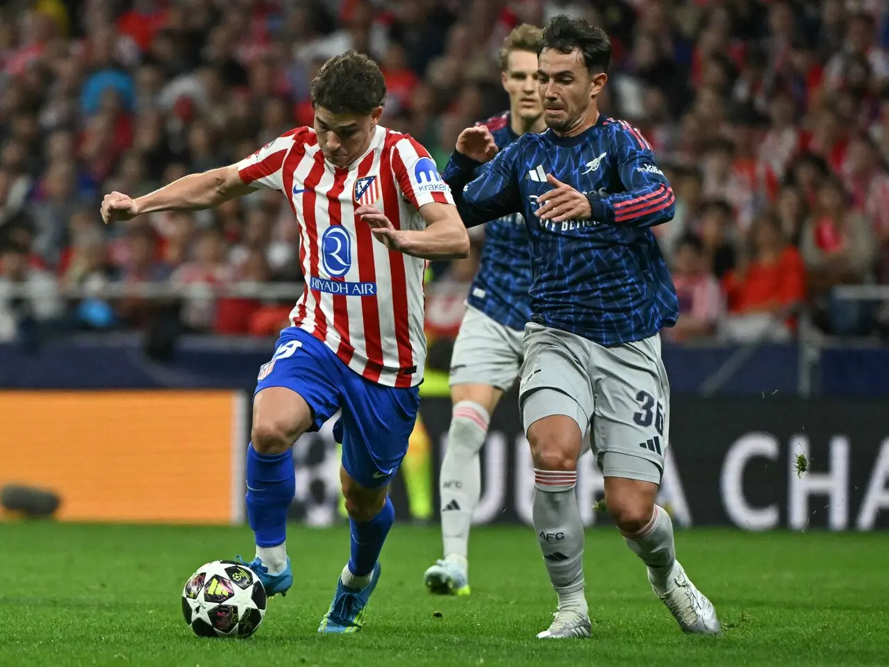 Atletas de Arsenal e Atlético de Madrid disputam bola