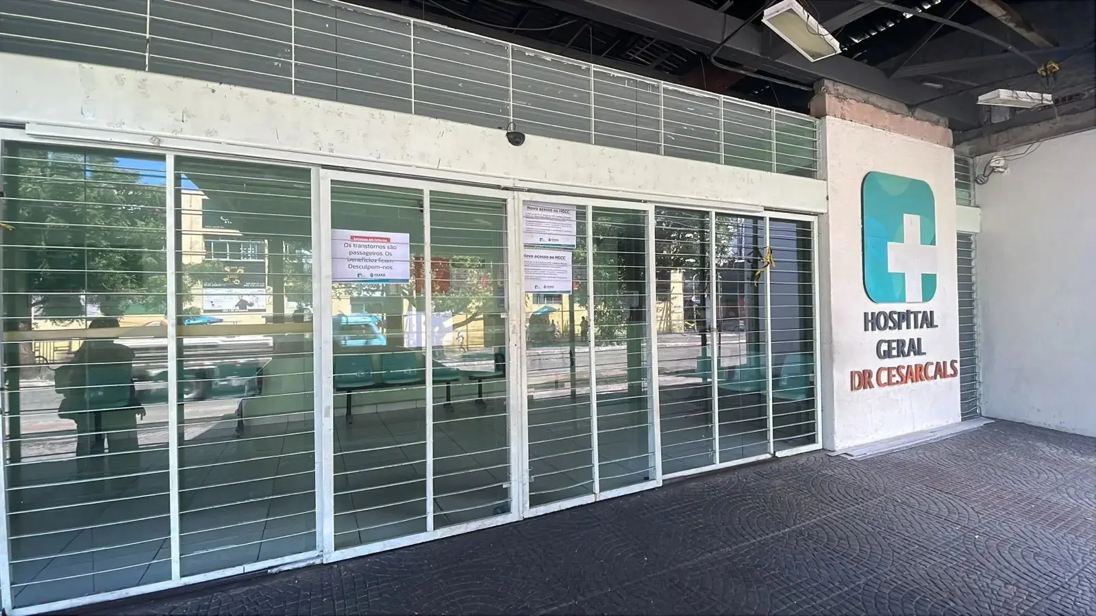 Imagem mostra fachada do Hospital Geral Dr. César Cals (HGCC), no centro de Fortaleza. Unidade de saúde aparece com portas fechadas ilustrando interrupção do atendimento após incêndio atingir equipamento.