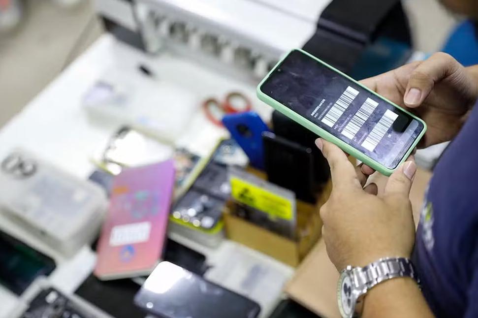 Imagem de um celular para matéria sobre Lula sancionar lei que endurece penas de furto, fraude, golpes e outros crimes.