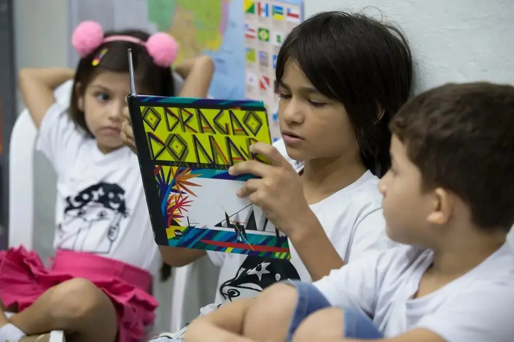 Leitura e contação de história estimulam desenvolvimento infantil.