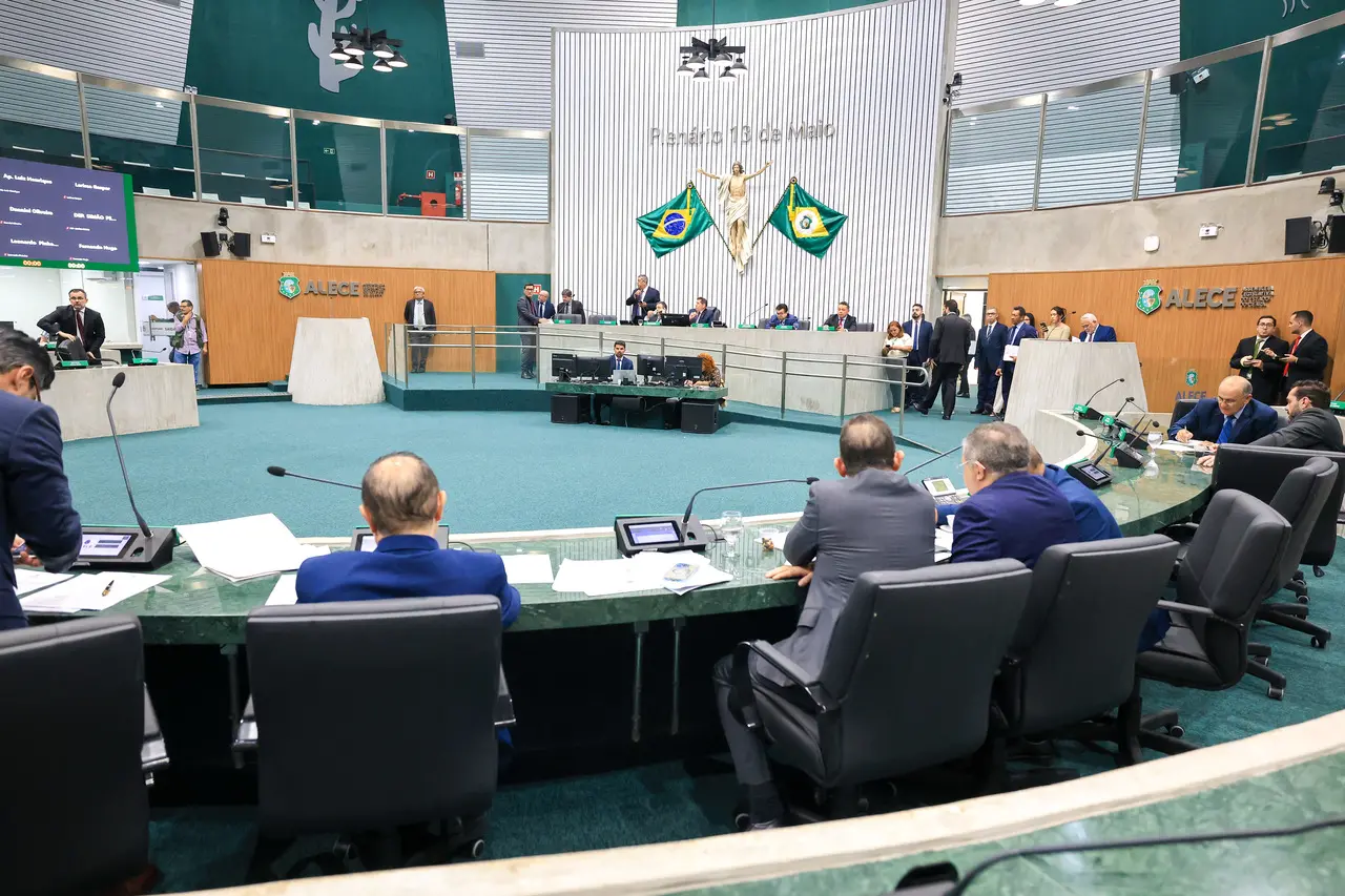 Deputados durante votação no Plenário 13 de Maio da Assembleia Legislativa do Ceará.