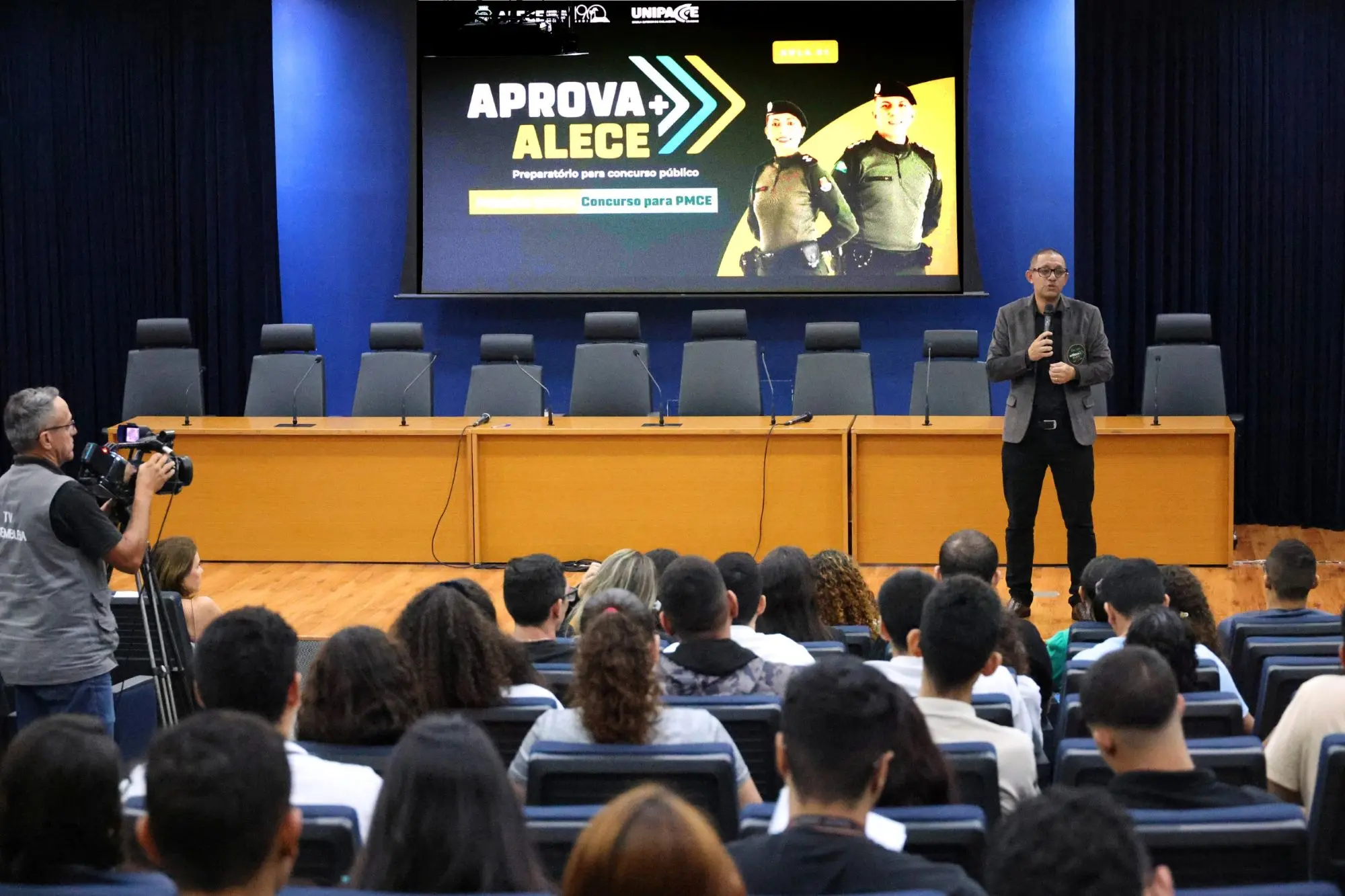 foto de um auditório com aula, na alece, para uso em reportagem sobre curso preparatório com vagas abertas.