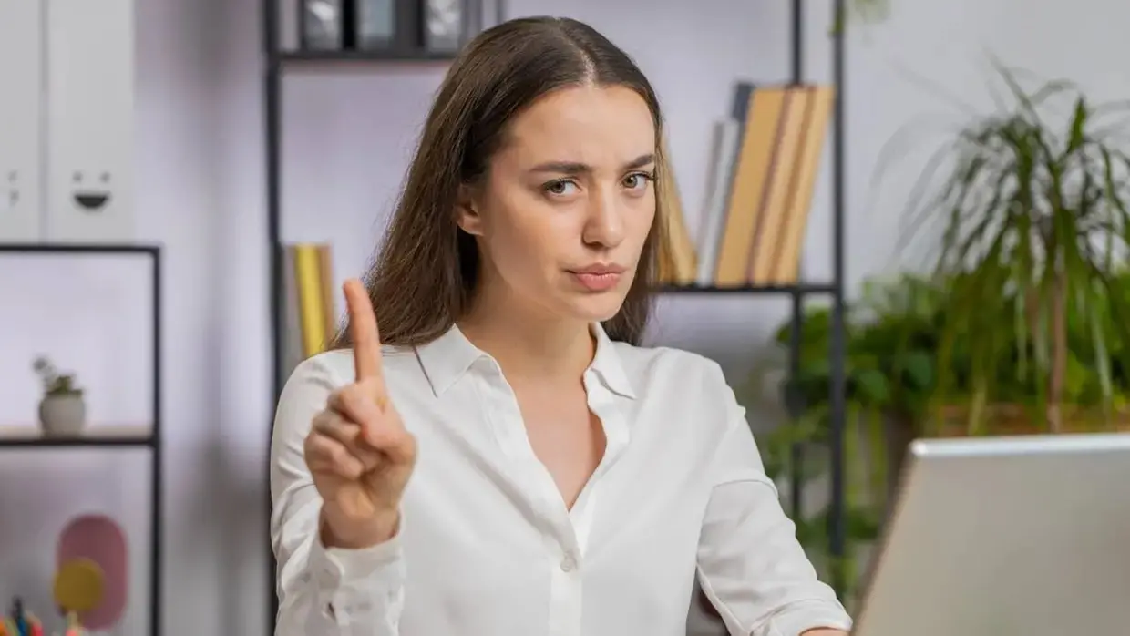 Mulher em ambiente corporativo.