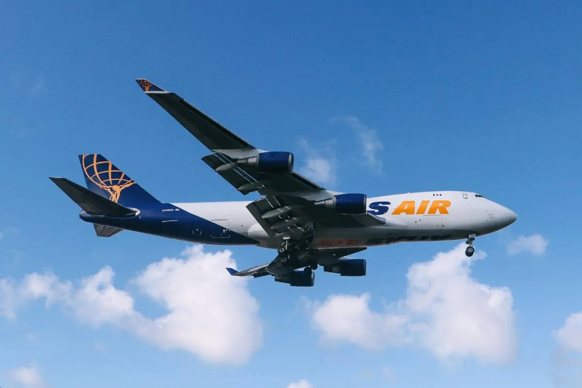 Imagem de um avião cargueiro no ar.