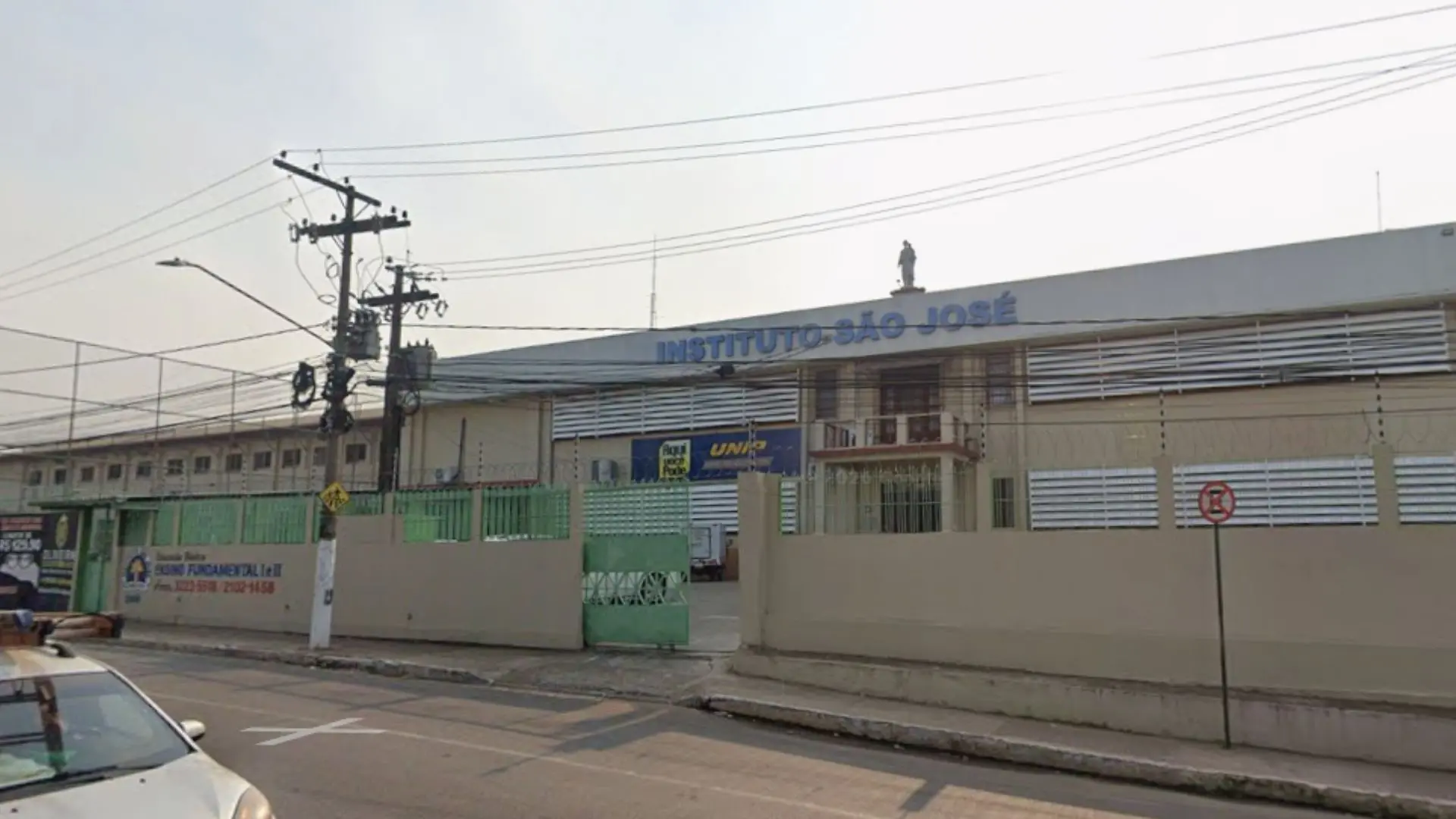 Foto da escola no Acre onde servidoras foram mortas após ataque a tiros.