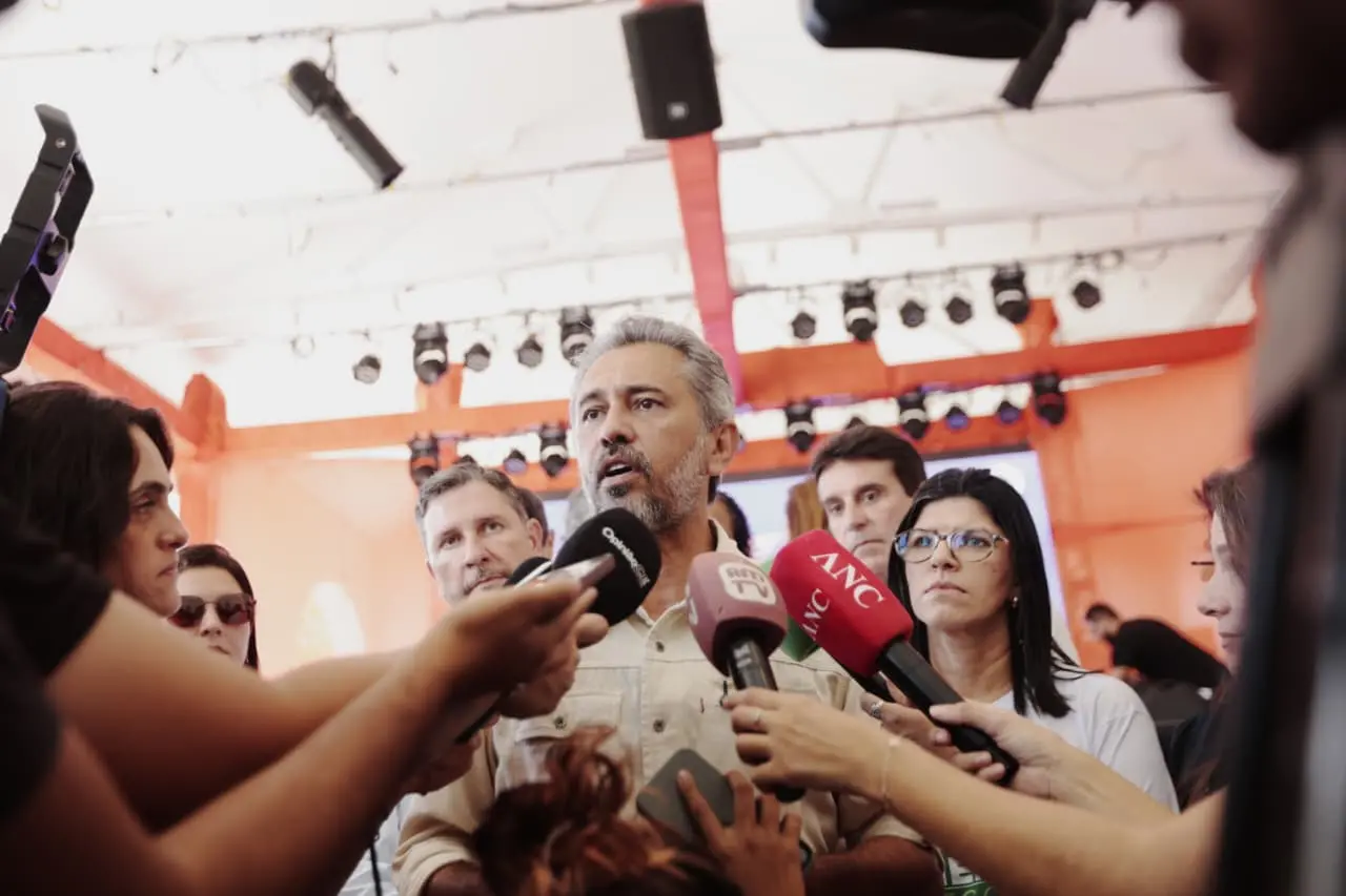 Foto do govenador Elmano de Freitas duranrte coletiva de imprensa.