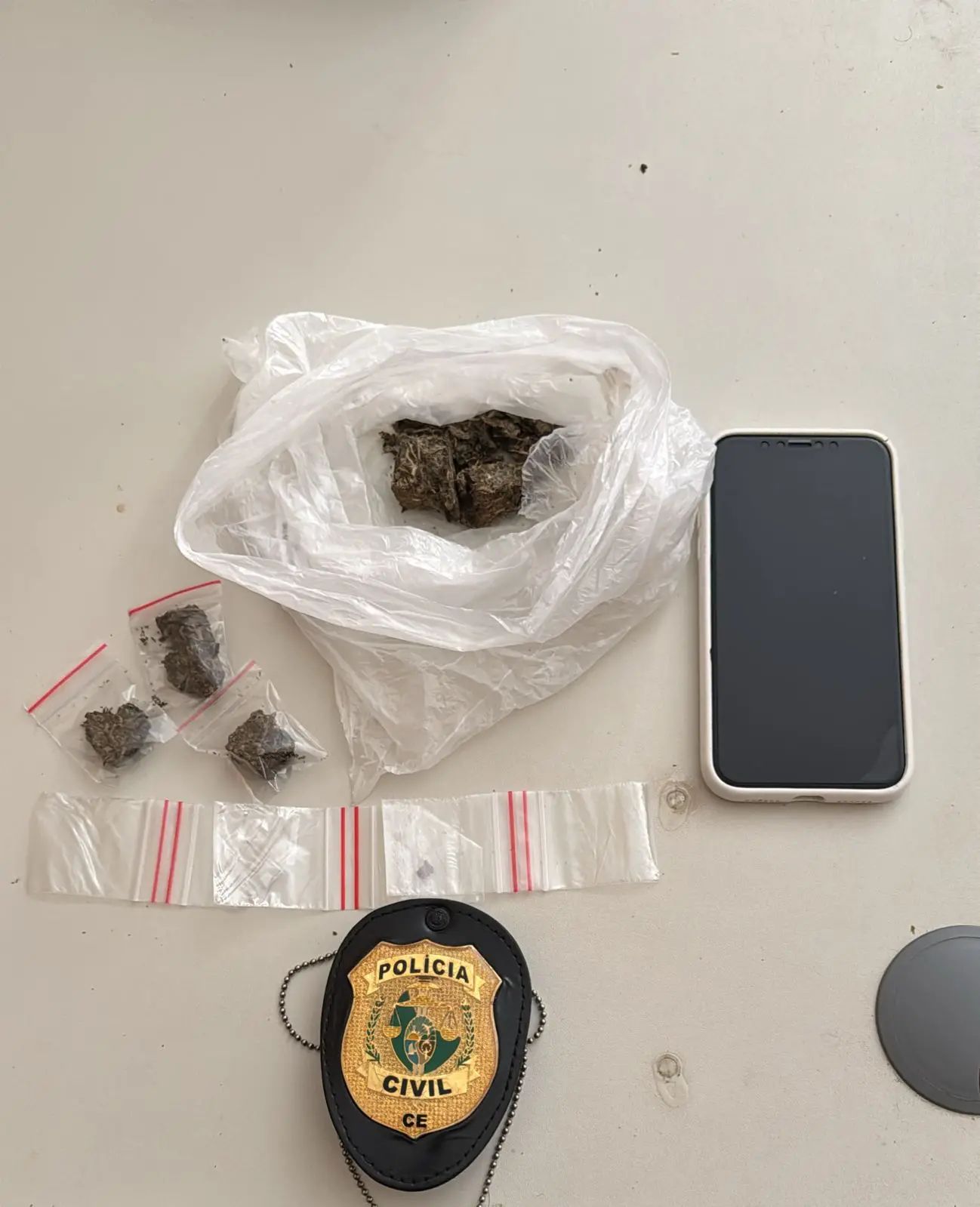 foto de drogas e um celular apreendido durante prisão de membro de facção em Caucaia.