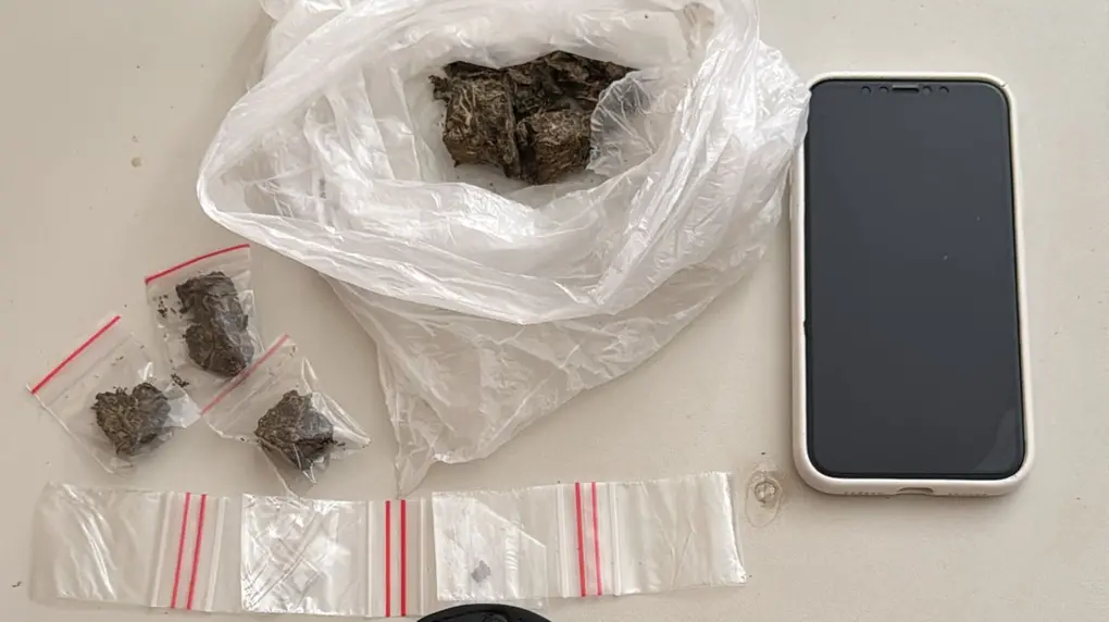 foto de drogas e um celular apreendido durante prisão de membro de facção em Caucaia.