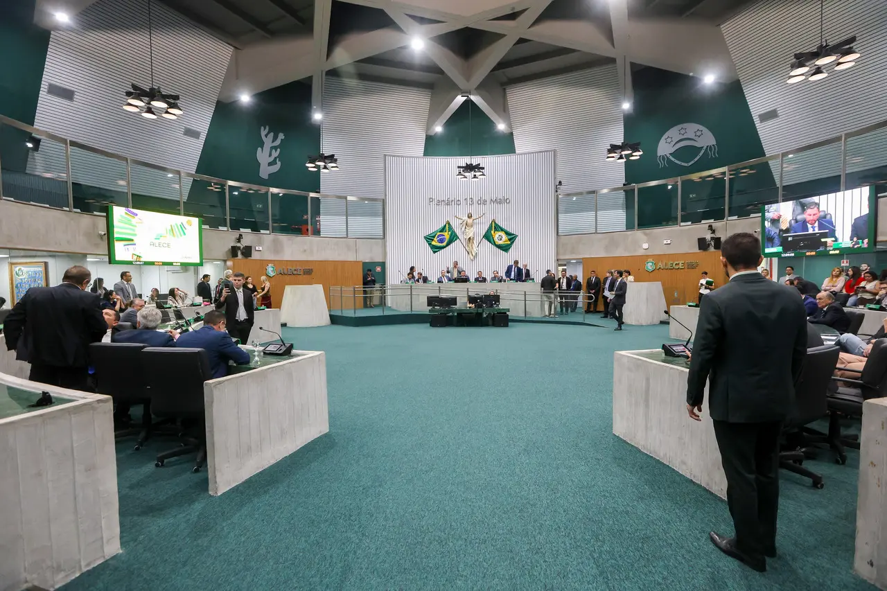 Plenário 13 de Maio da Alece durante votação de projetos nesta quarta-feira (6).
