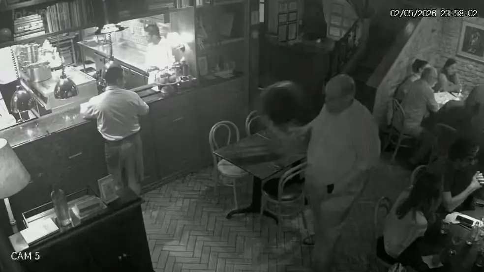 Ed Motta arremessando uma cadeira no chão.