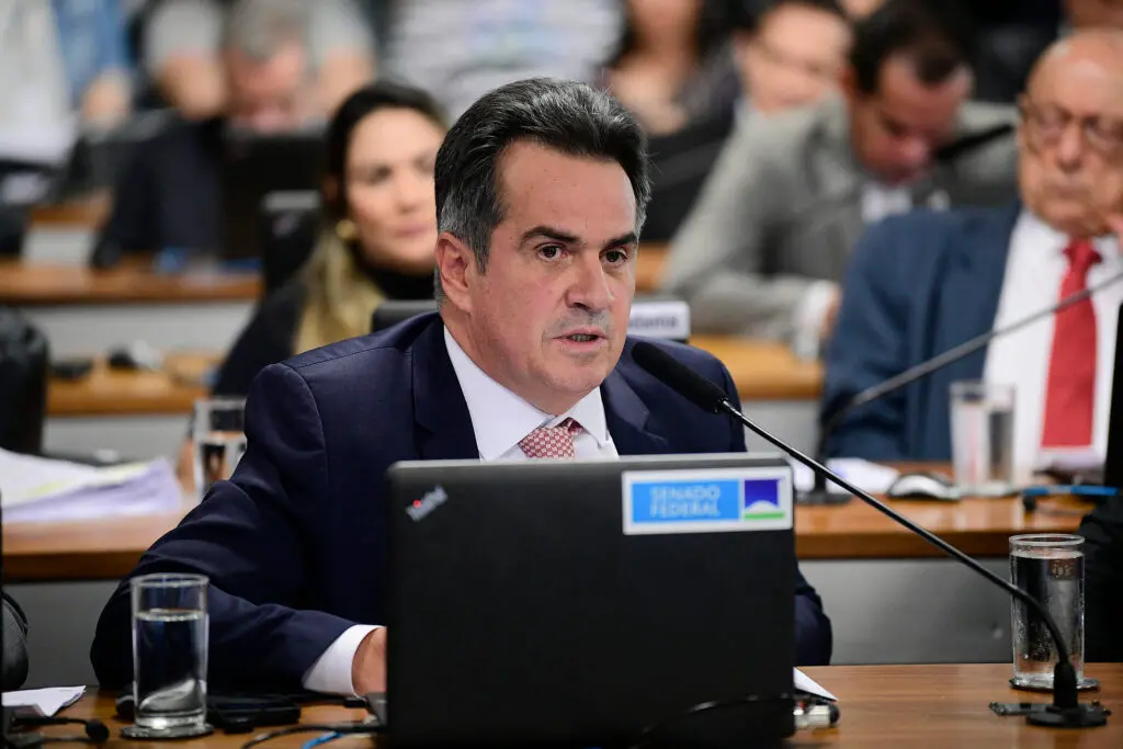 Ciro Nogueira sério em audiência no Senado Federal.