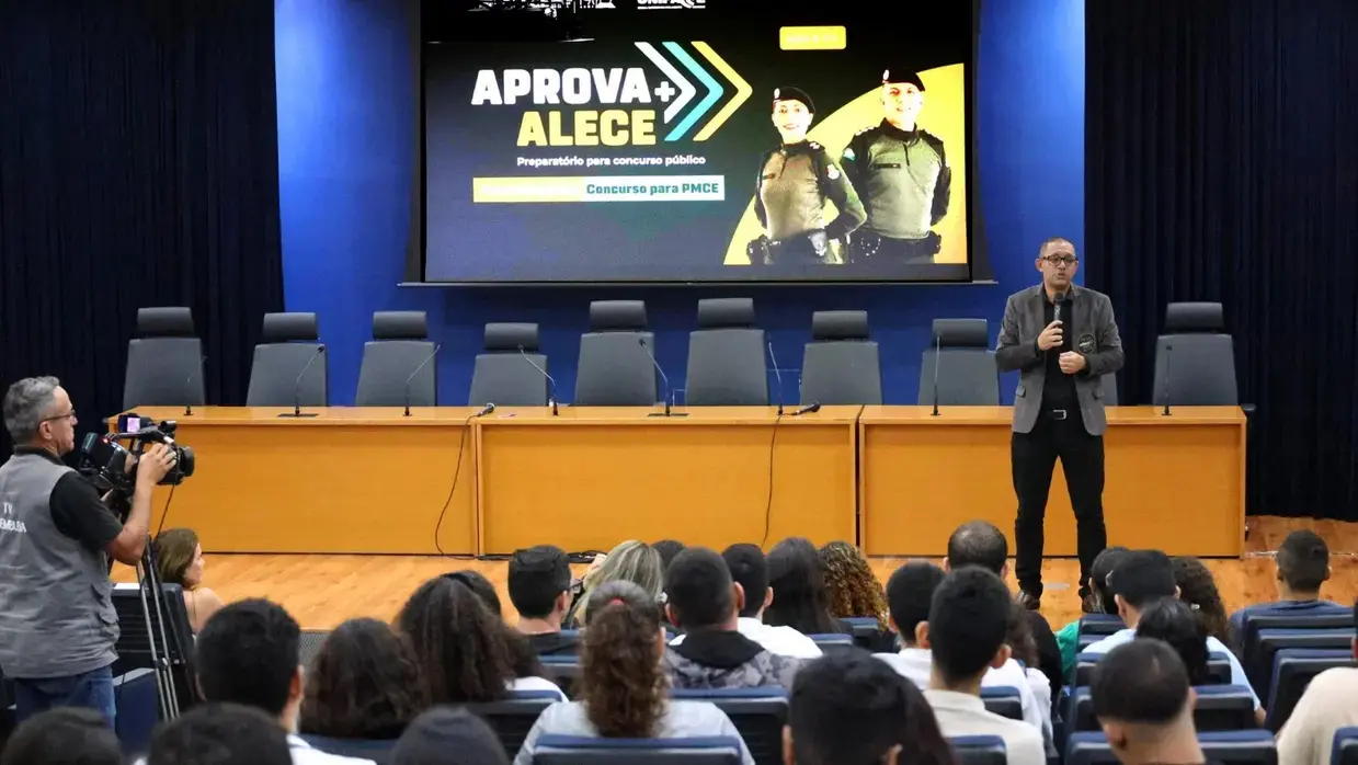 Aula em curso da Alece.