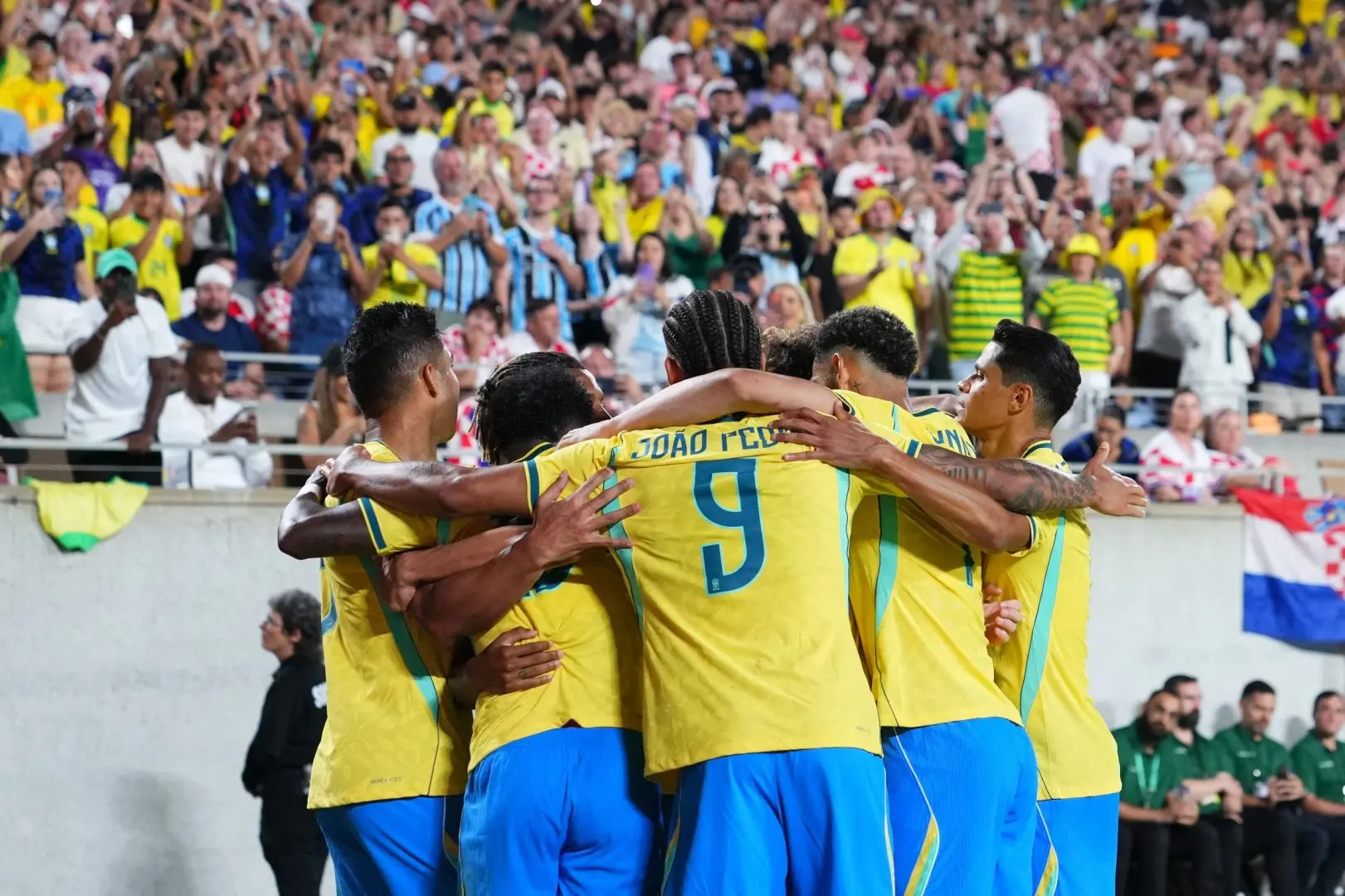 Atletas da Seleção Brasileira reunidos em campo