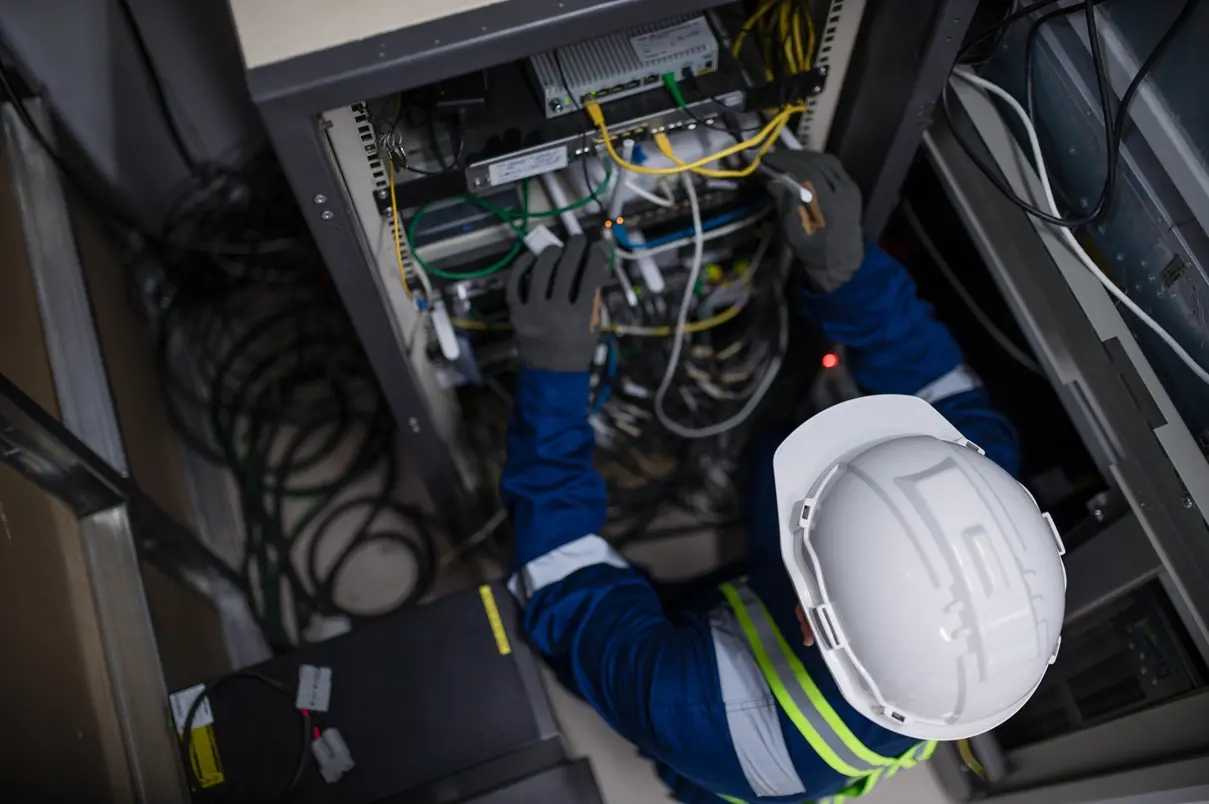 Eletricista de data center.