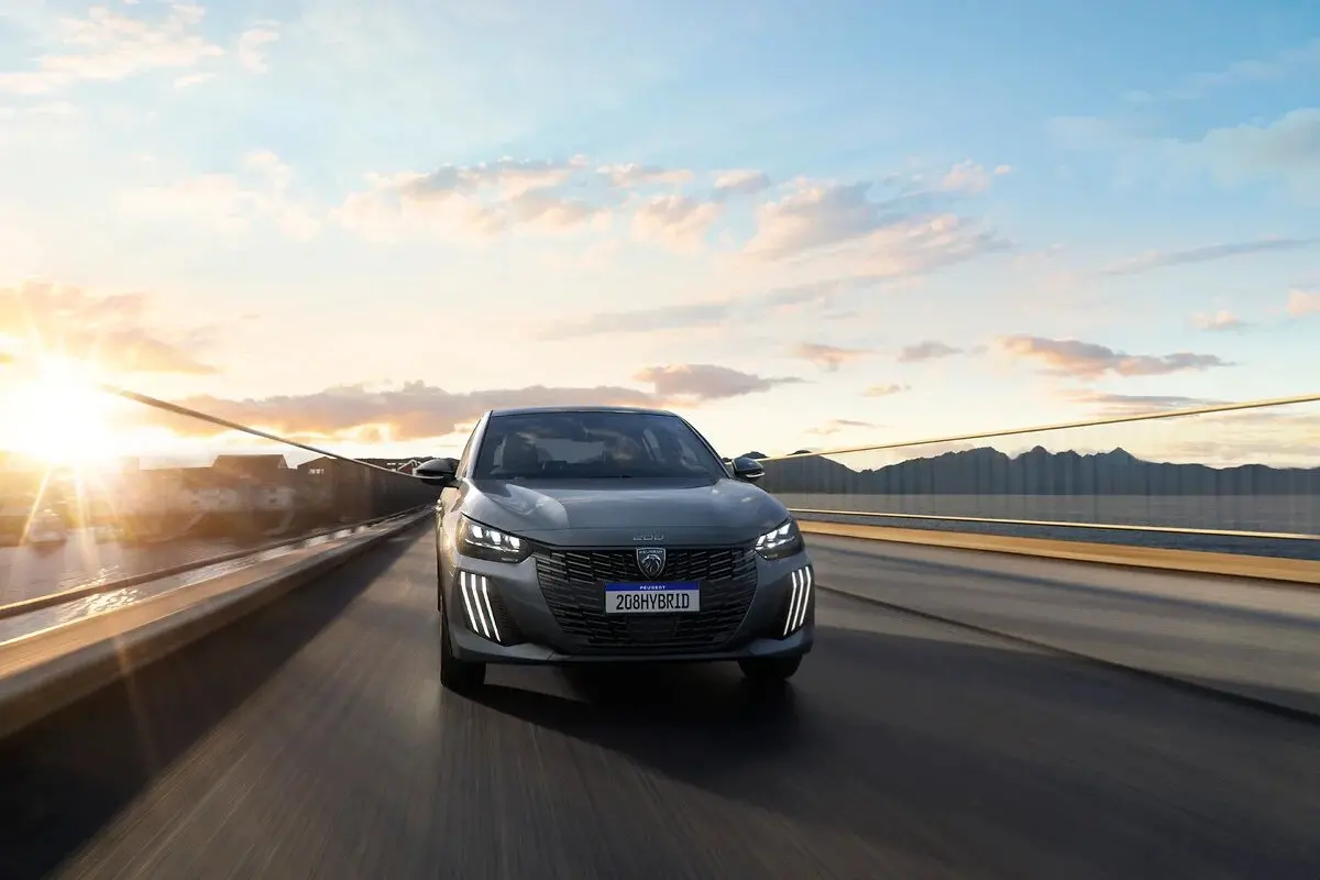 Imagem da notícia Peugeot 208 GT Hybrid 2026 vale a pena? Veja consumo, desempenho e espaço interno