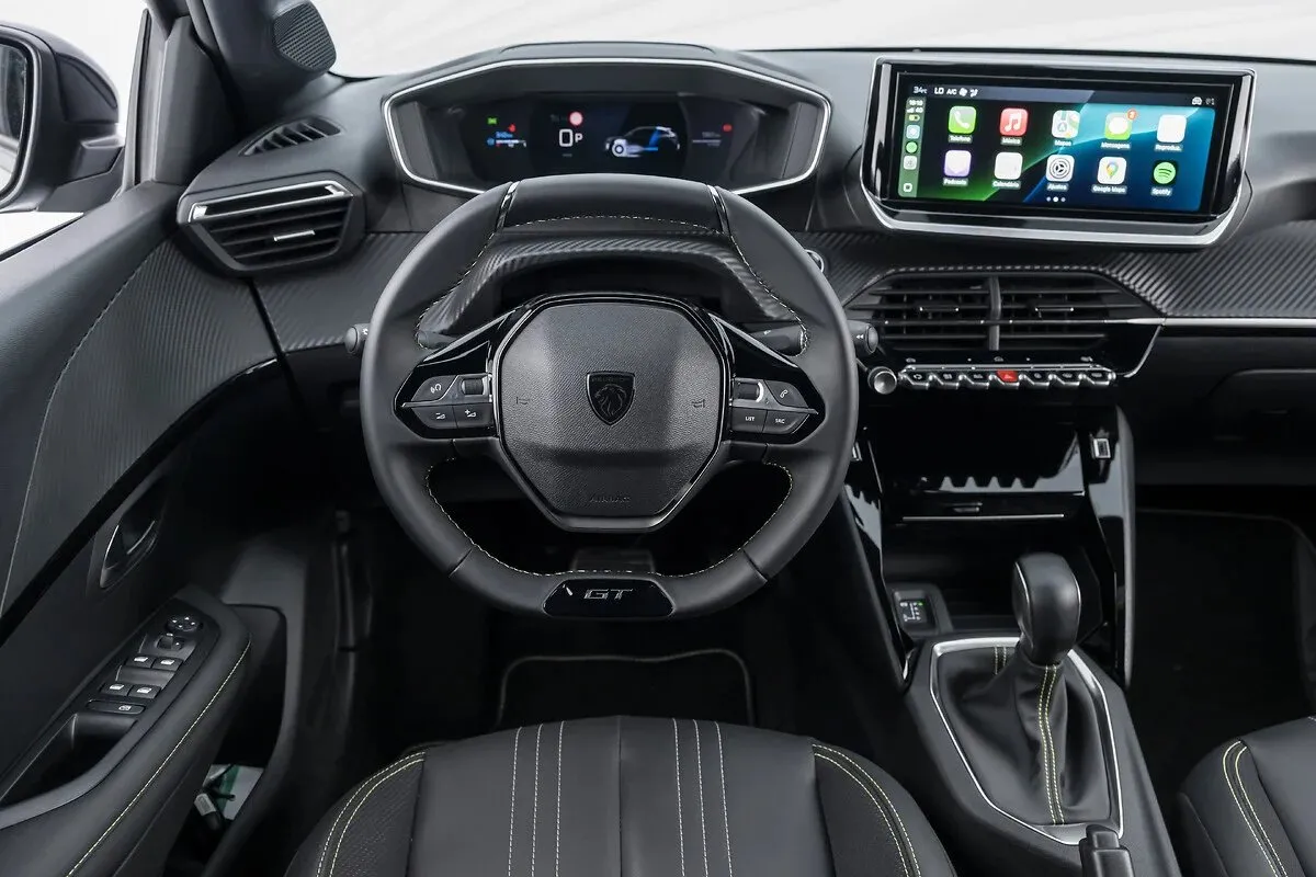 A bordo, há bastante esportividade no cockpit, na tela de multimídia e no volante que lembra ao de um carro de Fórmula 1.