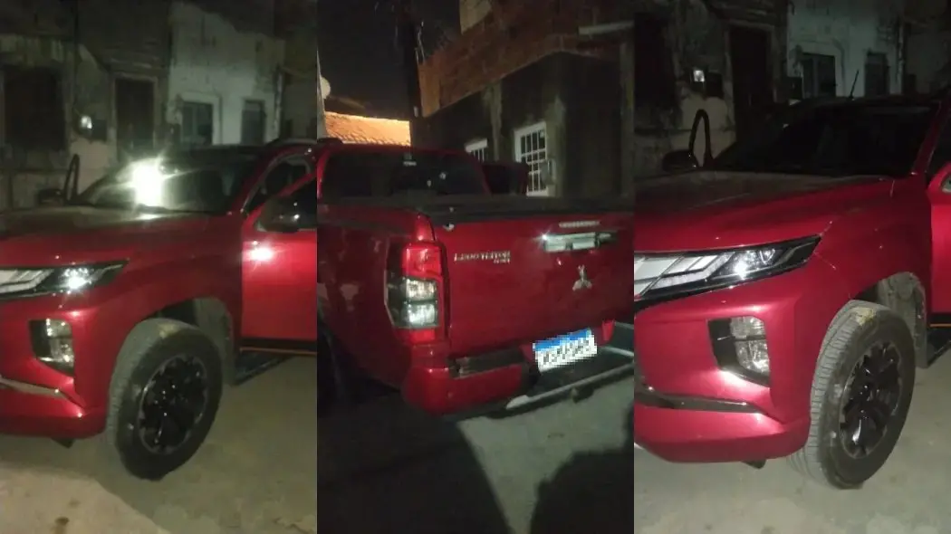 Foto-montagem de carro vermelho de turistas do Piauí. que foi alvo de tiros na comunidade Oitão Preto, em Fortaleza.