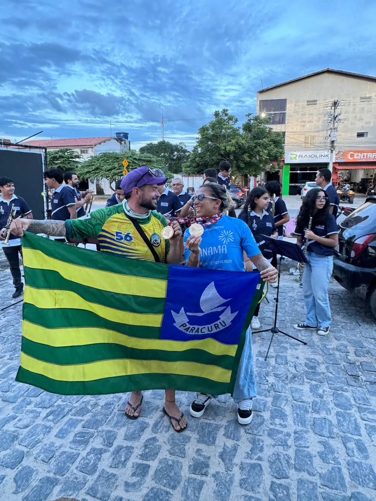 Silvana Silva e o amigo Samuel Barroso posando para foto.
