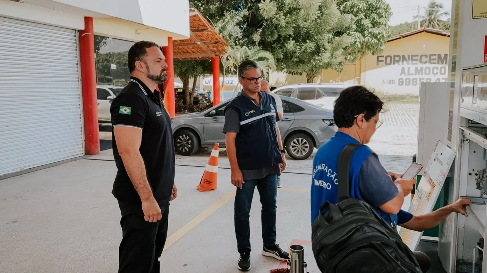 Os trabalhos foram auxiliados por policiais civis da Delegacia do Consumidor (Delecon).