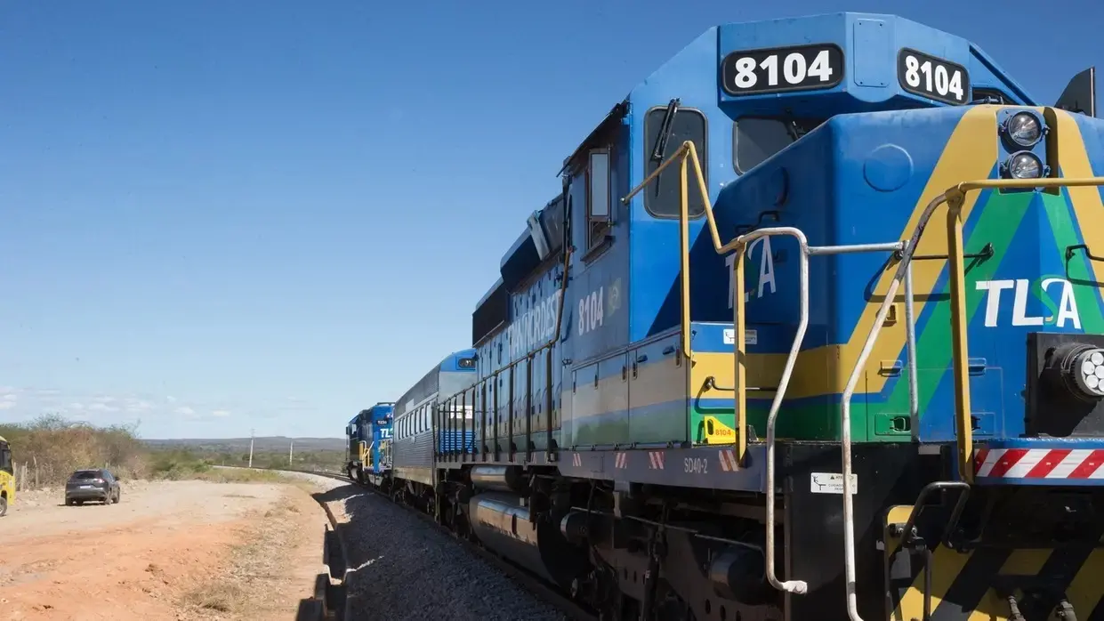 Foto que contém uma composição da Ferrovia Transnordestina. Ela é pintada majoriatariamente nas cores azul, com detalhes em amarelo e verde.