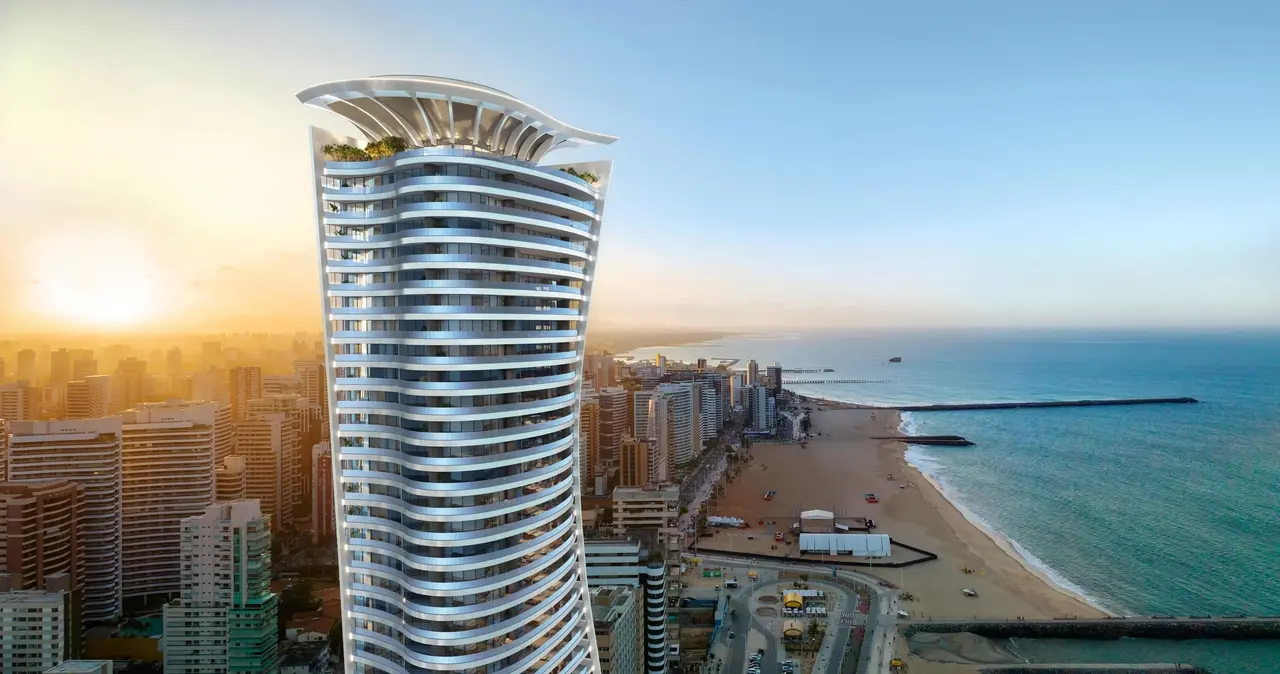 Vista do pôr do sol e da Praia de Iracema com parte do prédio em primeiro plano.