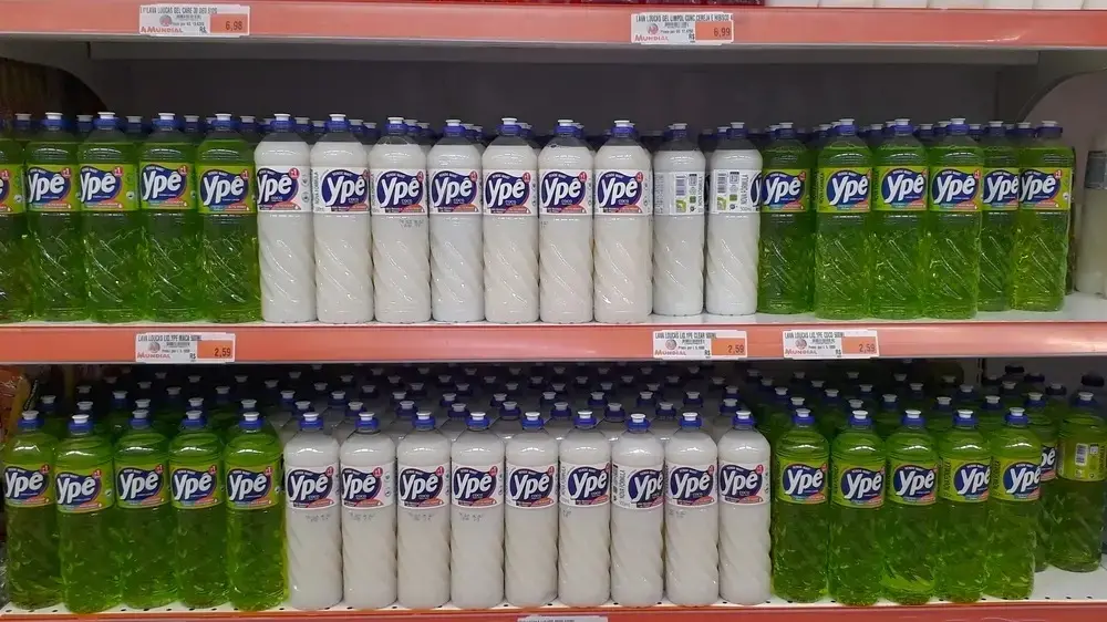 Produtos Ypê enfileirados.
