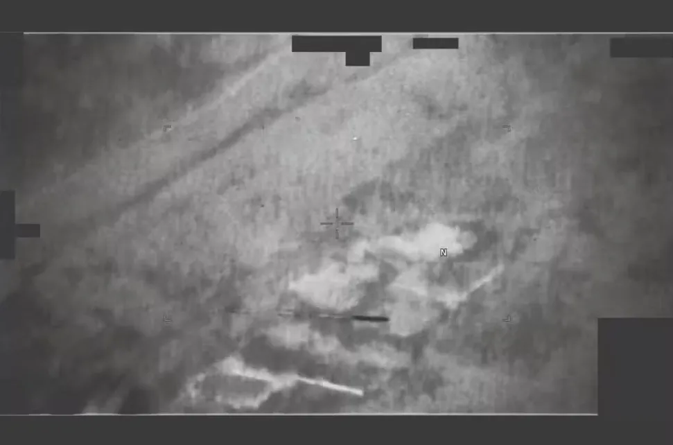 Frame de vídeo que mostra objeto voador não identificado registrado por militares estadunidenses no Oriente Médio em 2022.