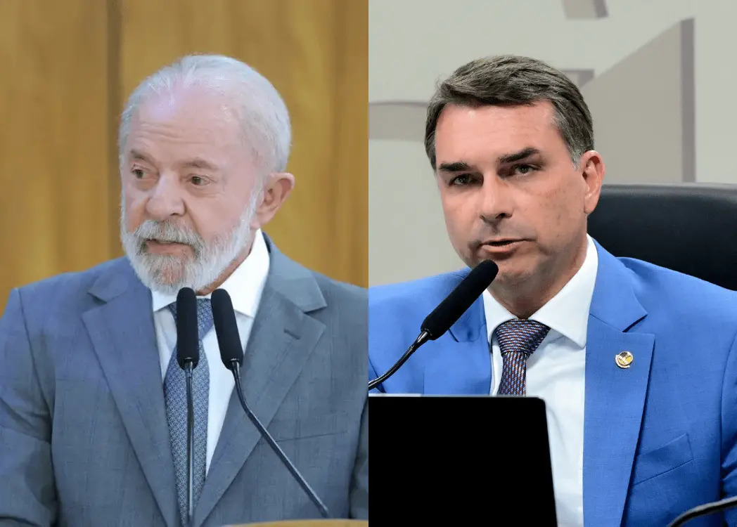 Montagem com duas fotografias lado a lado. À esquerda, o presidente Luiz Inácio Lula da Silva aparece falando em um púlpito, usando terno cinza, camisa branca e gravata clara, diante de dois microfones. Ao fundo, há um painel amadeirado. À direita, o senador Flávio Bolsonaro está sentado em uma mesa de comissão, usando terno azul-claro, camisa branca e gravata estampada, falando ao microfone. Ao fundo, há uma parede clara com elementos gráficos desfocados.