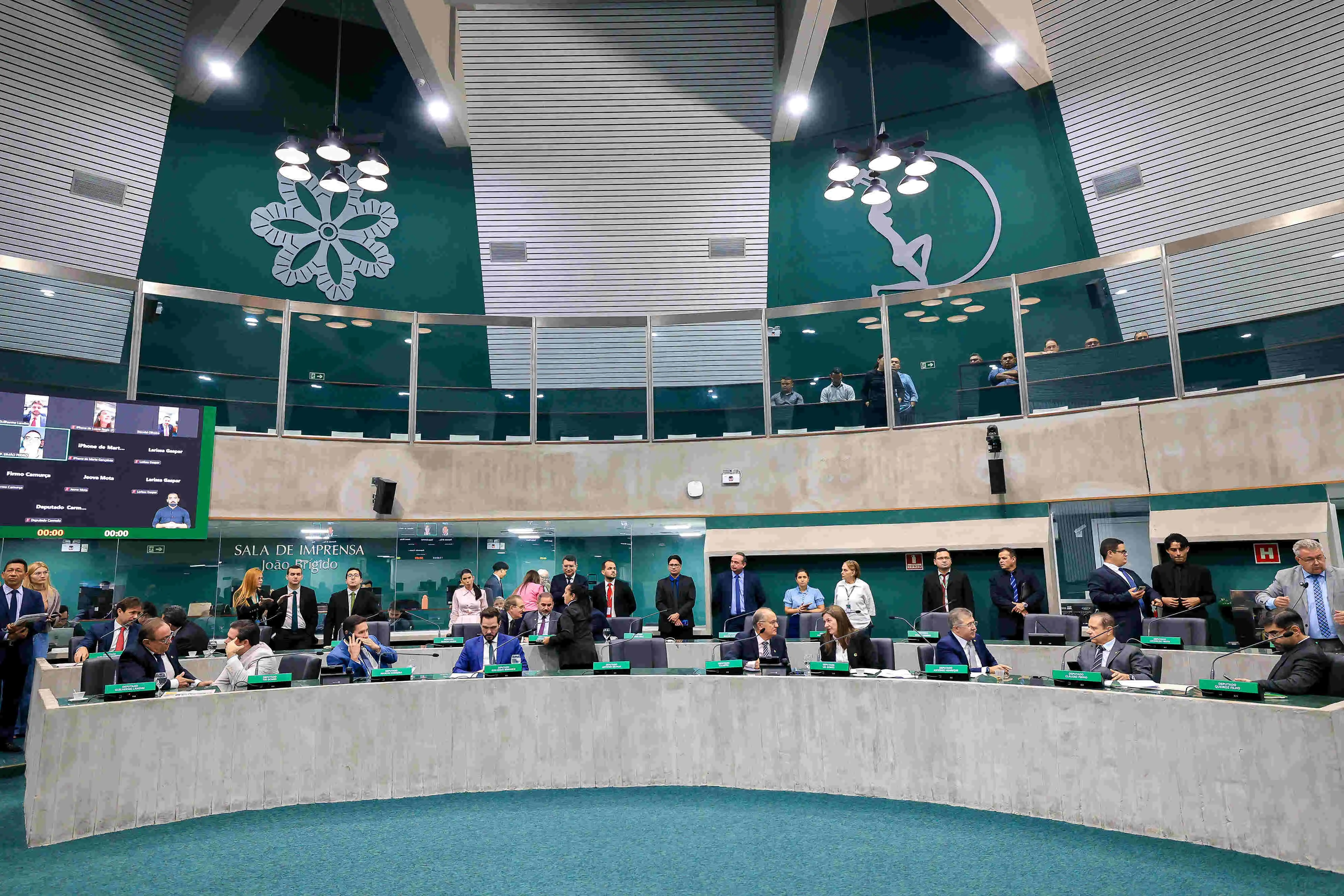Deputados estaduais durante votação no Plenário 13 de Maio da Assembleia Legislativa do Ceará.