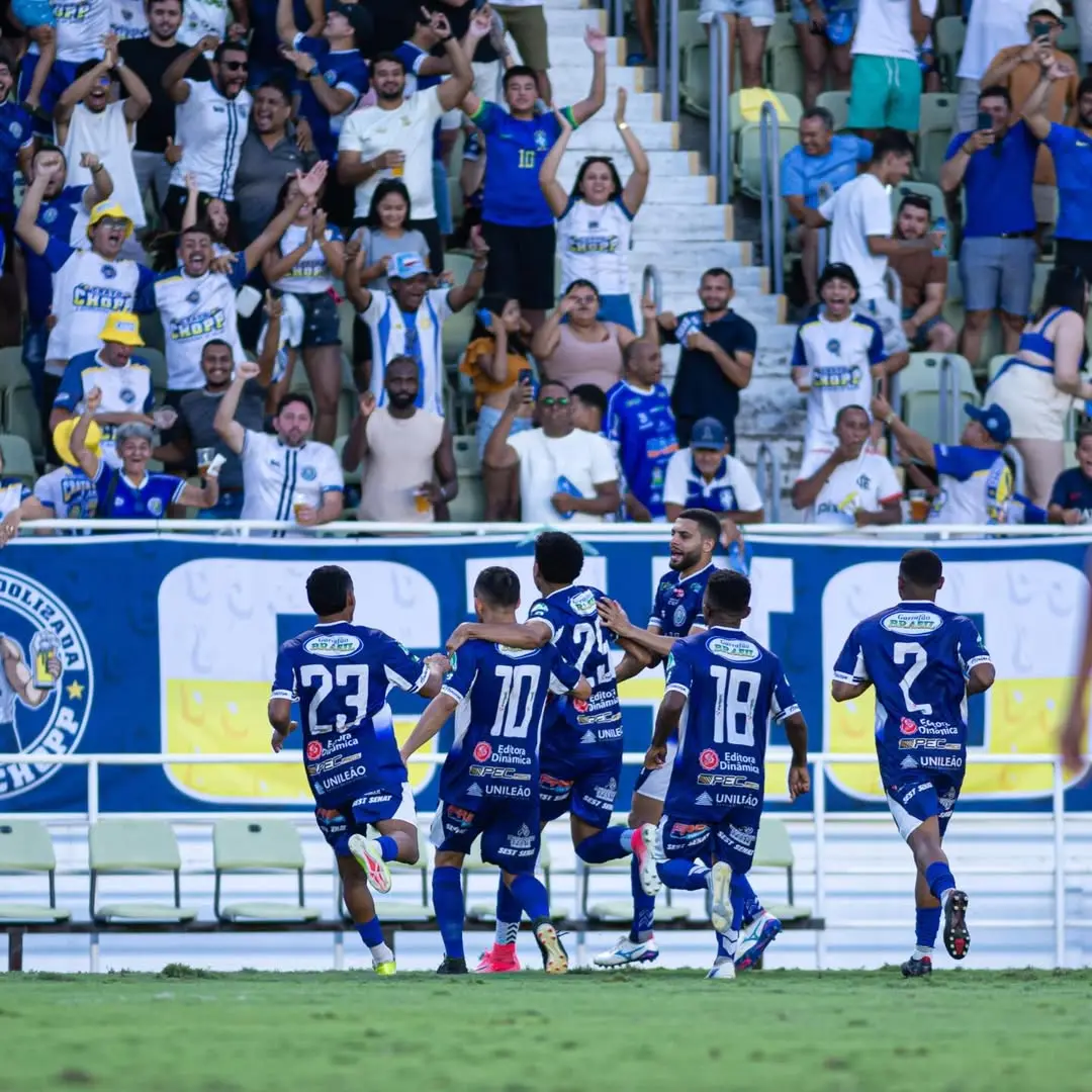 Atletas do Crato comemoram gol