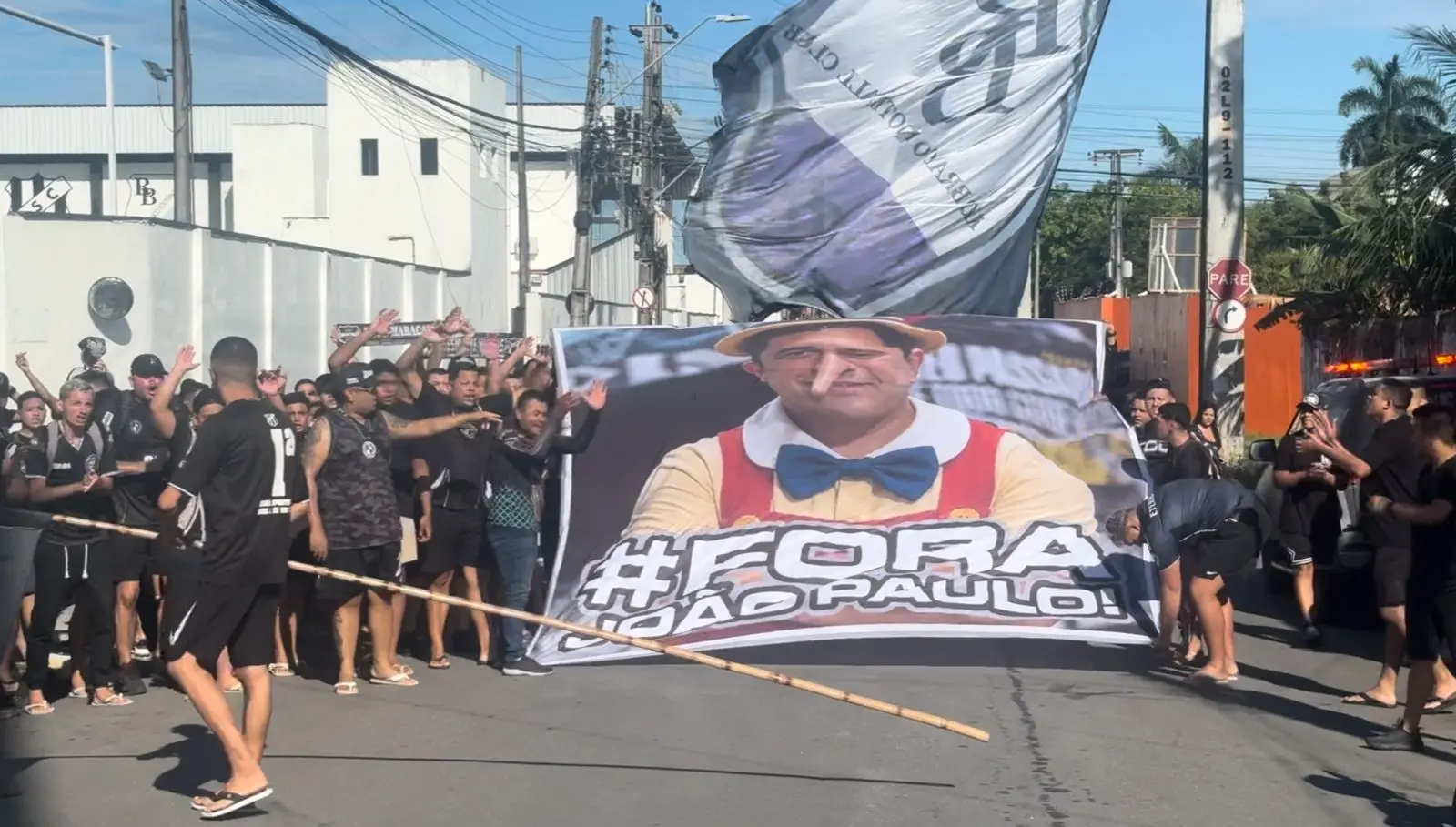 Imagem da notícia Torcida do Ceará faz protesto pedindo a saída do presidente João Paulo Silva
