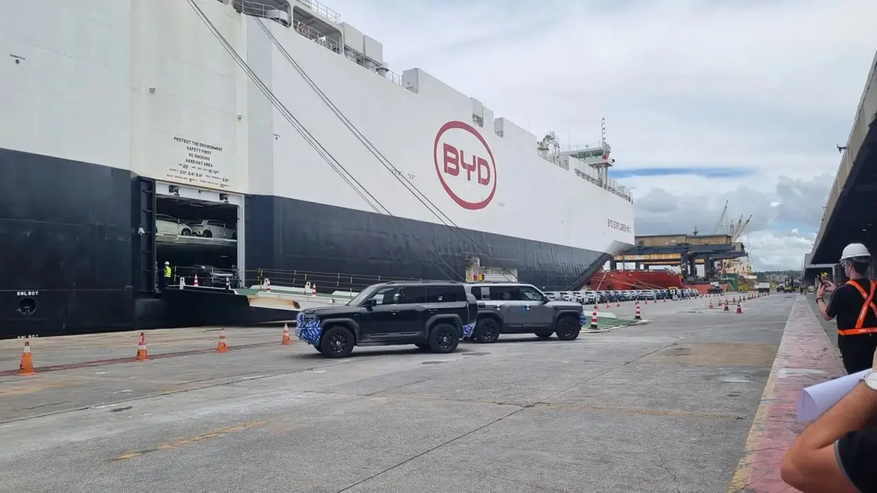 Imagem de carro da Byd saindo de um navio.