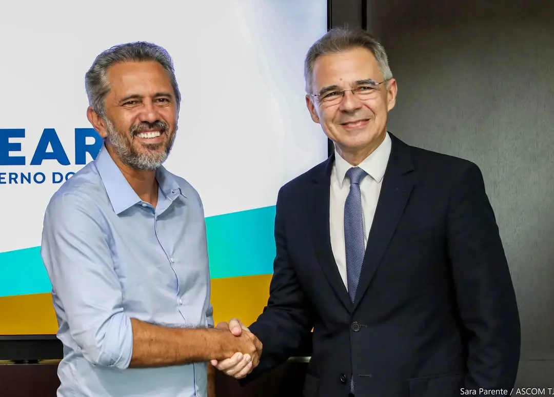 Governador Elmano de Freitas durante transmissão de cargo ao presidente do TJCE, desembargador Heráclito Vieira.
