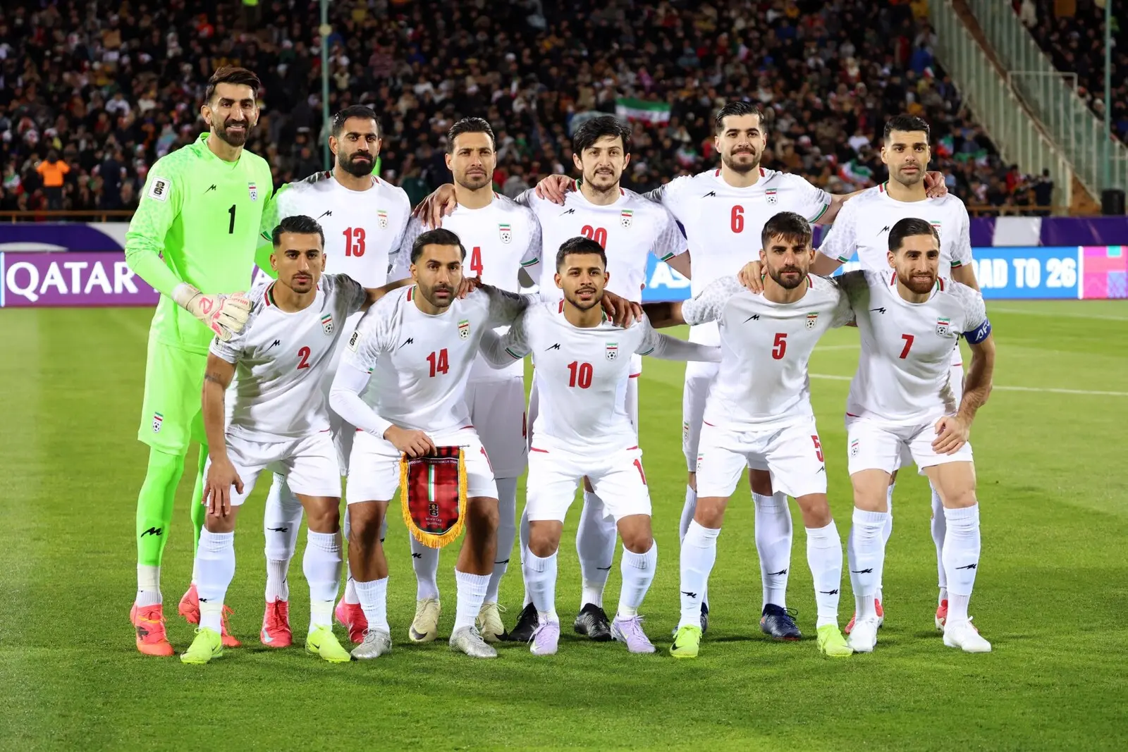 Atletas da seleção do Irão perfilados em jogo