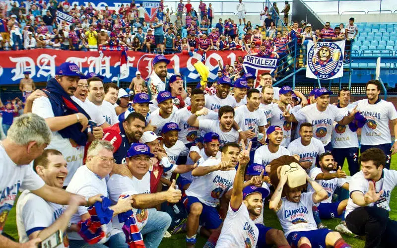 Elenco do Fortaleza comemorando título da Série B