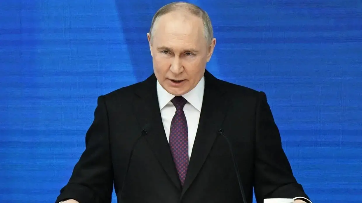Pronunciamento do presidente russo diante de fundo azul durante declaração pública sobre a guerra entre Rússia e Ucrânia.