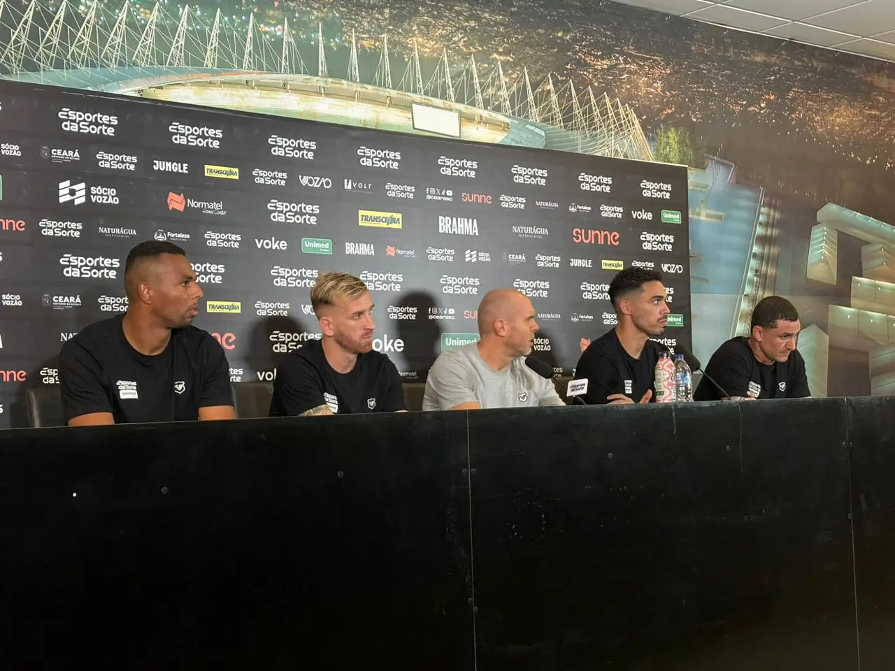 Elenco do Ceará reunido em conversa com Mozart