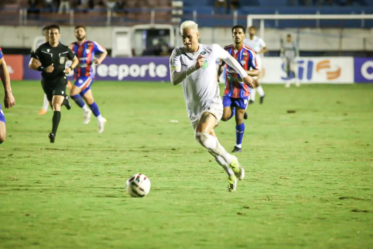 Atleta do Floresta em ação contra o Itabaiana