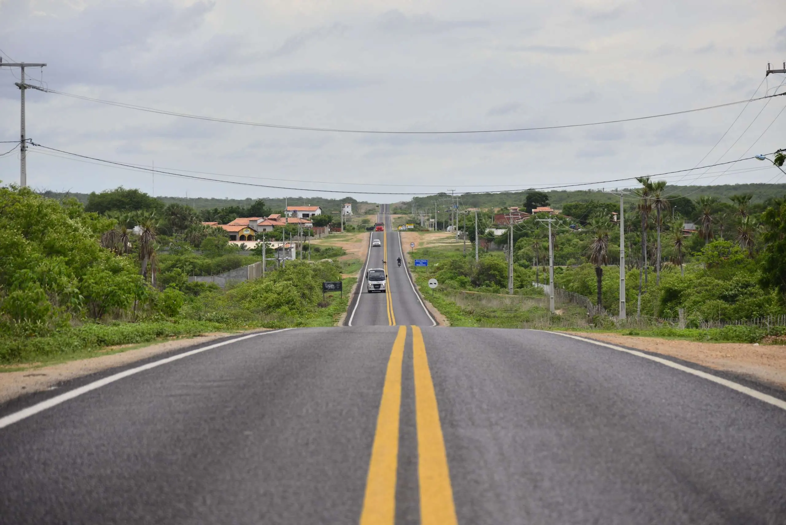Foto que contém rodovia estadual no Ceará.
