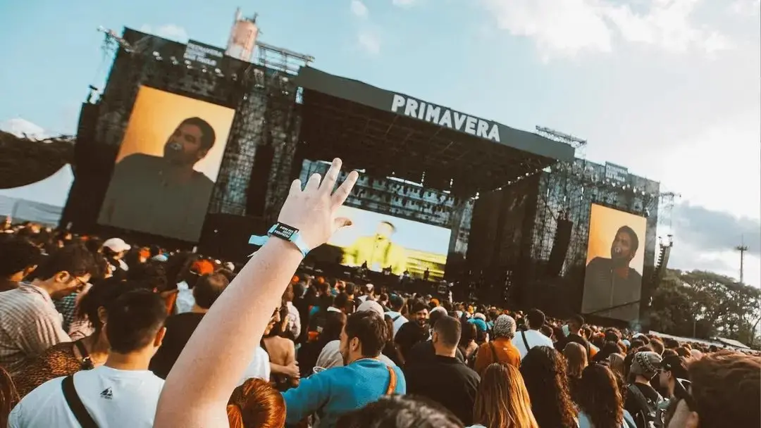 Foto de público no festival primavera sound para matéria sobre o lineup do festival em 2026.
