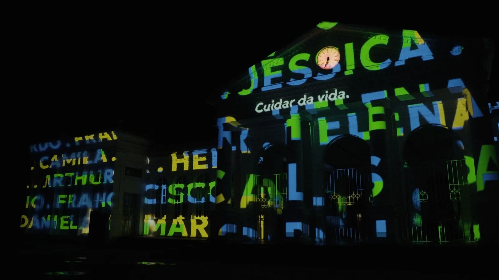 Os nomes das vítimas foram projetados na fachada da Estação das Artes, em Fortaleza.