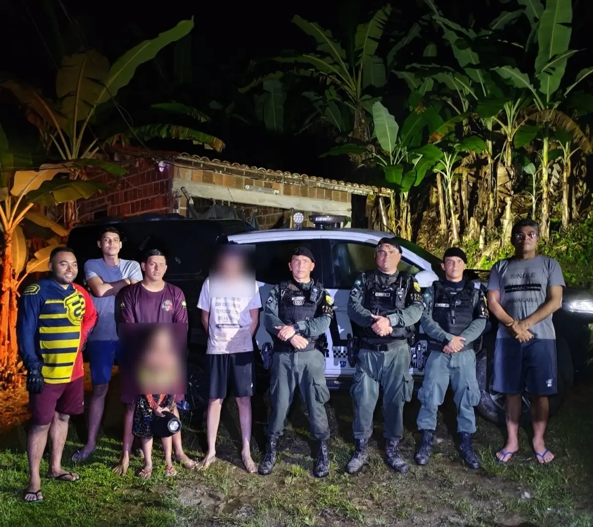 foto de grupo resgatado em trilha de mata fechada em Pacatuba. Na imagem, as vítimas aparecem ao lado dos policiais que realizaram o resgate.