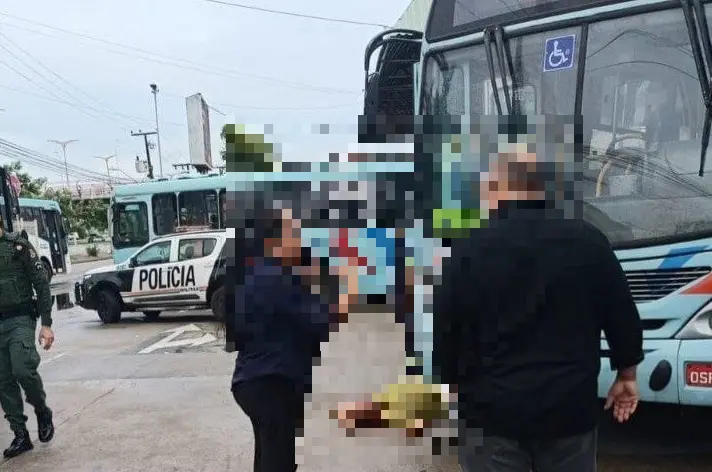 Ônibus que atropelou idoso.