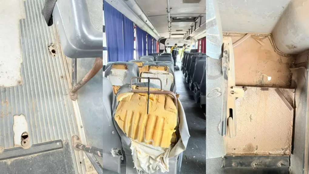 Montagem de três fotos mostrando o interior degradado de um ônibus: o piso de metal está desgastado e com buracos; as poltronas têm o estofamento rasgado, expondo a espuma amarela e estruturas de metal; e as paredes internas apresentam sujeira acumulada e revestimentos soltos. Ao fundo do corredor, dois fiscais uniformizados realizam uma inspeção no veículo.